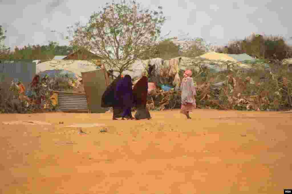 Refugees in Kenya’s Dadaab refugee camp on September 19, 2016. (Jill Craig/VOA)