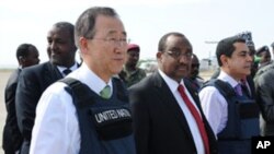 UN Secretary General, Ban Ki-moon (L) stands next to Somali Prime Minister Abdiweli Mohamed Ali (C Left) after his arrival at Mogadishu's Adan Abulle airport, December 9, 2011.