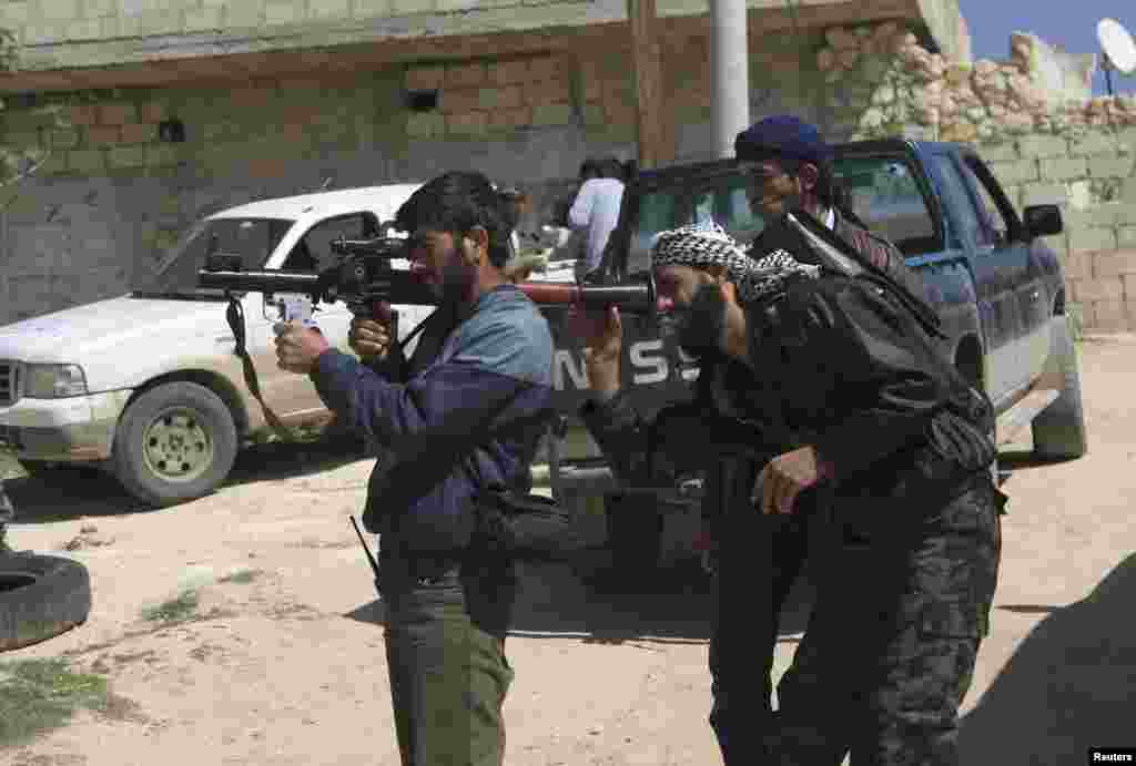 Free Syrian Army fighters prepare a rocket propelled grenade launcher before heading to the front line in Khan Sheikhoun in northern Idlib province, April 2, 2014.