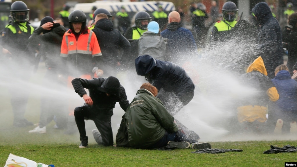 Demonstran yang menentang pembatasan sosial terkait COVID-19 bentrok dengan polisi dalam aksi di Amsterdam, Belanda (foto: dok). 