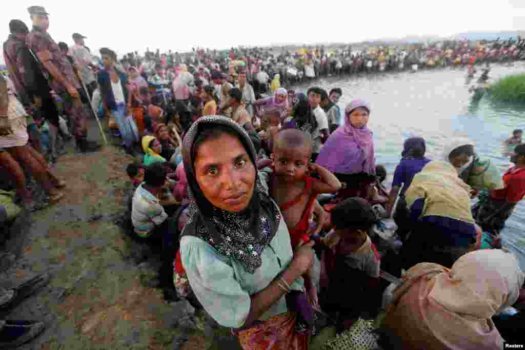 Myanmar'dan kaçan Arakanlı Müslümanlar Bangladeş sınırını geçmek için bekliyor.