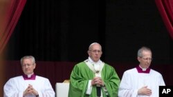 Paus Fransikus dalam Misa hari Minggu di Lapangan Santo Petrus, Vatikan, Minggu, 12 Juni 2016.