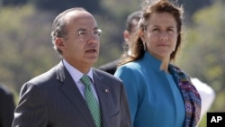 El presidente mexicano Felipe Calderón, acompañado de su esposa Margarita Zavala, llegó este mediodía a Haití.