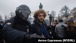 Полицейские задержания участников протестов в поддержку Алексея Навального. В центре - журналист и видеоблогер Илья Варламов. 23 января 2021 г.