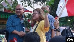 Komisioner KPU Ilham Saputra saat menerima bunga dari Nong Darol Mahmada di depan kantor KPU pada Senin (22/4/2019) sore. (Foto: VOA/Sasmito)