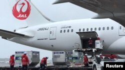 日本工人把日本捐贈給台灣的新冠病毒疫苗裝入即將飛往台灣的飛機。 （2021年6月4日）