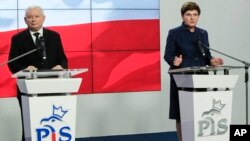 Leader of Poland's conservative Law and Justice party Jaroslaw Kaczynski (l) listens, as candidate for the prime minister's post Beata Szydlo announces names for the new government in Warsaw, Poland, Nov. 9, 2015. 