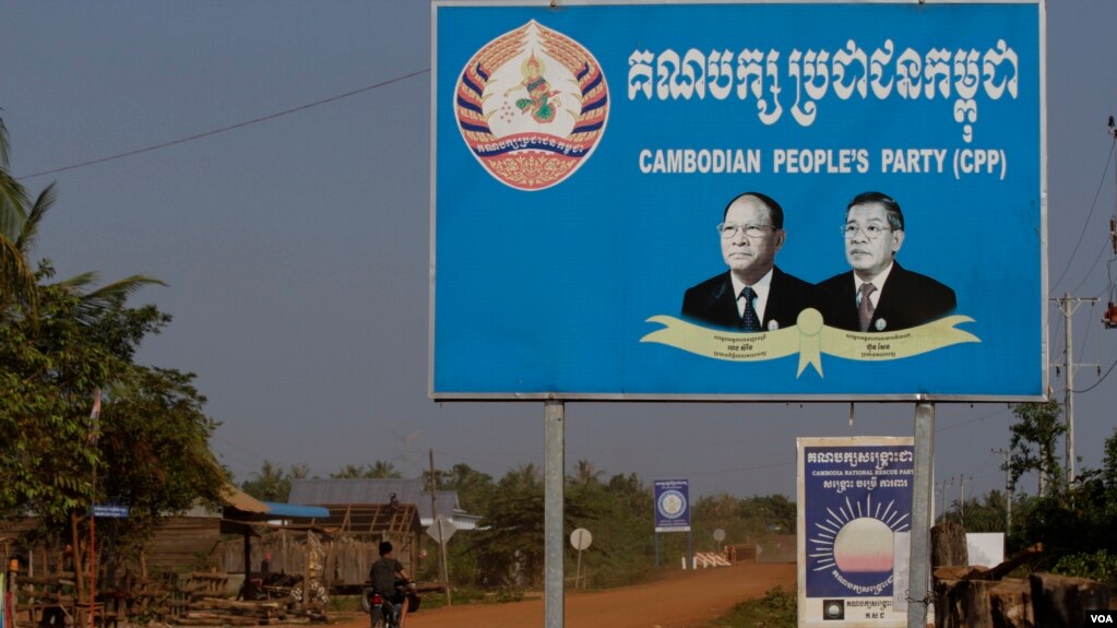 រូបឯកសារ៖ ស្លាកសញ្ញាគណបក្សប្រជាជនកម្ពុជា និងគណបក្សសង្រ្គោះជាតិ ក្នុងឃុំក្តុលសែនជ័យ ស្រុកទឹកផុស ខេត្តកំពង់ឆ្នាំង។ (ស៊ុន ណារិន/VOA)