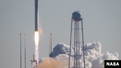 安塔瑞斯号运载火箭从美国的维吉尼亚州升空