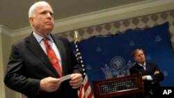 Los senadores McCain y Graham durante una rueda de prensa en el Cairo. 