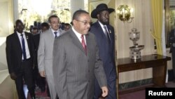 Presiden Sudan Selatan Salva Kiir (depan) berjalan bersama tuan rumah PM Ethiopia Hailemariam Desalegn, untuk berunding dengan pemimpin Sudan di Addis Ababa (4/1).