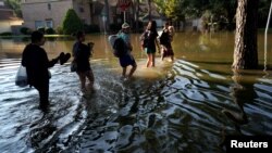 31일 미국 텍사스 주 휴스턴 북서부 홍수 피해 지역 주민들이 집을 점검하기 위해 처음으로 돌아왔지만, 여전히 물이 빠지지 않은 상태다.