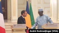 Les présidents français et tchadien Emmanuel Macron et Idriss Déby Itno à N'Djamena, le 23 décembre 2018. (VOA/André Kodmadjingar)