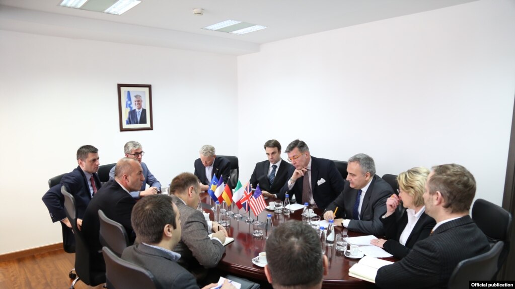 Përfaqësuesit diplomatik të Shteteve të Bashkuara dhe BE-së në një takim me kryeministrin e Kosovës, Ramush Haradinaj, pas nismës për shfuqizimin e Gjykatës së Posaçme