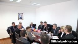 Përfaqësuesit diplomatik të Shteteve të Bashkuara dhe BE-së në një takim me kryeministrin e Kosovës, Ramush Haradinaj, pas nismës për shfuqizimin e Gjykatës së Posaçme