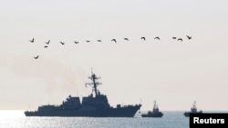 불가리아 흑해 연안 바르나 항구에 지난 2014년 미 해군 핵추진 순양함 '트럭스턴'함이 진입하고 있다. (자료사진)
