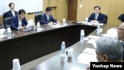 정의용 한국 국가안보실장(오른쪽)이 29일 북한의 추가 탄도미사일 발사에 대응해 청와대에서 열린 국가안전보장위원회(NSC) 상임위를 주재하고 있다.