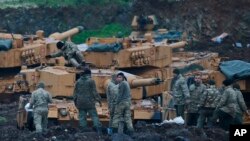 터키 군이 23일 시리아 접경 지역 하타이에서 전투에 앞서 탱크를 점검하고 있다. 