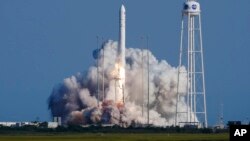 Ракета Northrop Grumman несет космический корабль Cygnus, который будет доставлять грузы на Международную космическую станцию