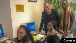 Grupo de estudantes guineenses estudando em Portalegre