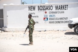 A soldier for the semi-autonomous Somali state of Puntland stands guard near a newly-built market across from police headquarters in Bossaso, Somalia, March 24, 2018. (J. Patinkin/VOA)