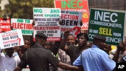 나이리지아 대선 연기 결정에 항의하는 시민들이 7일 수도 아부자에서 시위를 벌이고 있다. 