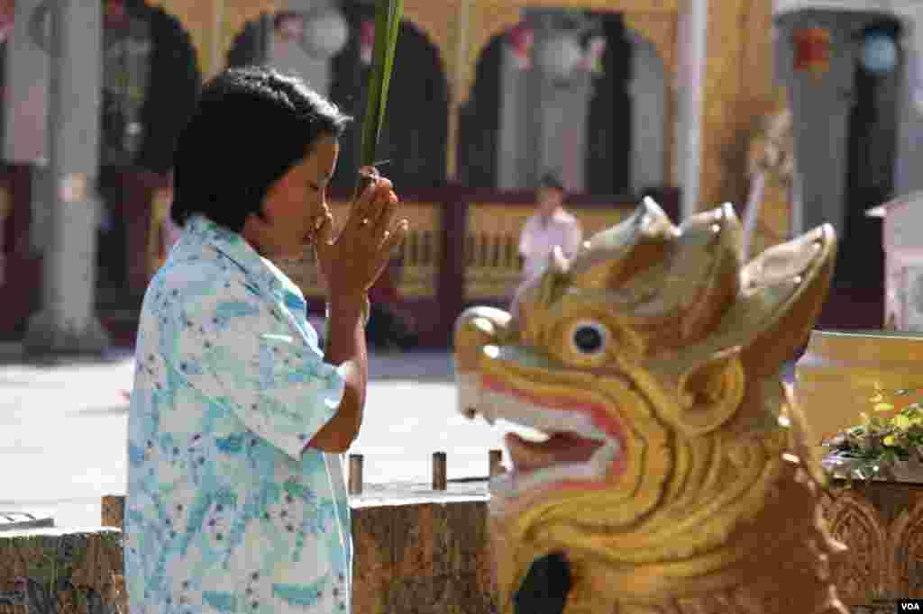 A woman prays at Shwedegon Pagoda, Rangoon, Burma, November 22, 2012. (D. Schearf/VOA)