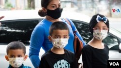 Una madre lleva a sus tres menores a aplicarse las vacunas cubanas contra la covid en un puesto de salud de Managua. Foto: Houston Castillo y Donaldo Hernández, VOA.