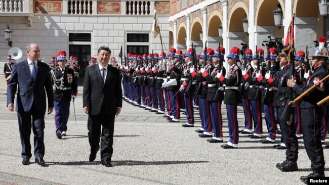 摩纳哥王子阿尔贝二世和中国国家主席习近平2019年3月24日在摩纳哥王宫检阅仪仗队。