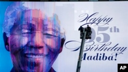 An electronic billboard announces Nelson Mandela's 95th birthday in Times Square, New York, July 18, 2013.