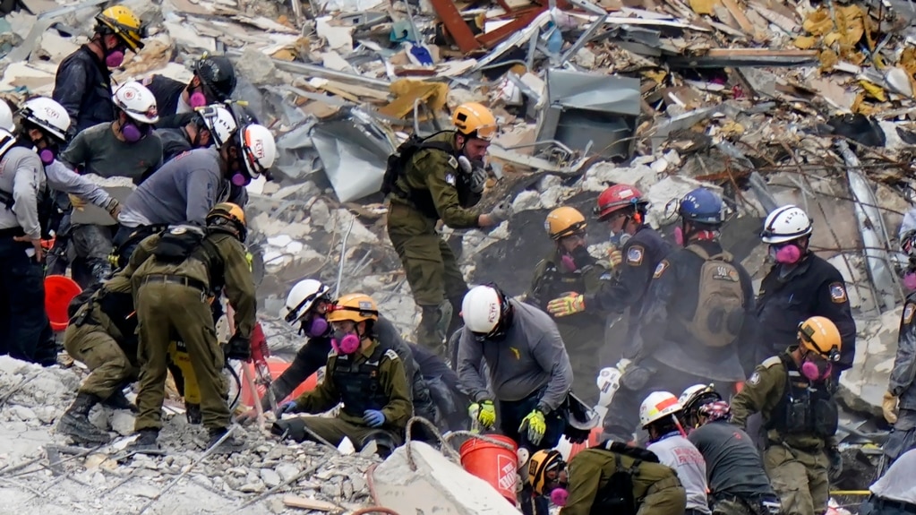 来自美国和以色列的人员在佛罗里达瑟夫塞德倒塌的大楼废墟进行搜救。(2021年6月29日)(photo:VOA)