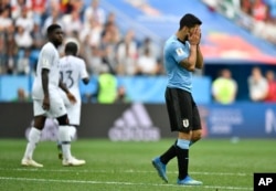 Luis Suárez de Uruguay se cubre la cara al final del partido que Uruguay perdió ante Francia 0-2 por los cuartos de final del Mundial de Rusia 2018 en Nizhny Novgorod, Rusia.