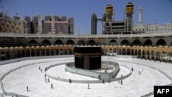 Para jamaah haji berjalan berkeliling sekitar Ka'bah di Masjidil Haram, dalam menunaikan ibadah umrah saat pandemi Covid-19, 3 April 2020. (Foto: dok).