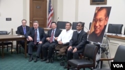 美国众议员克里斯·史密斯和中国人权活动人士在国会山纪念刘晓波获诺贝尔和平奖五周年。（2015年12月9日）