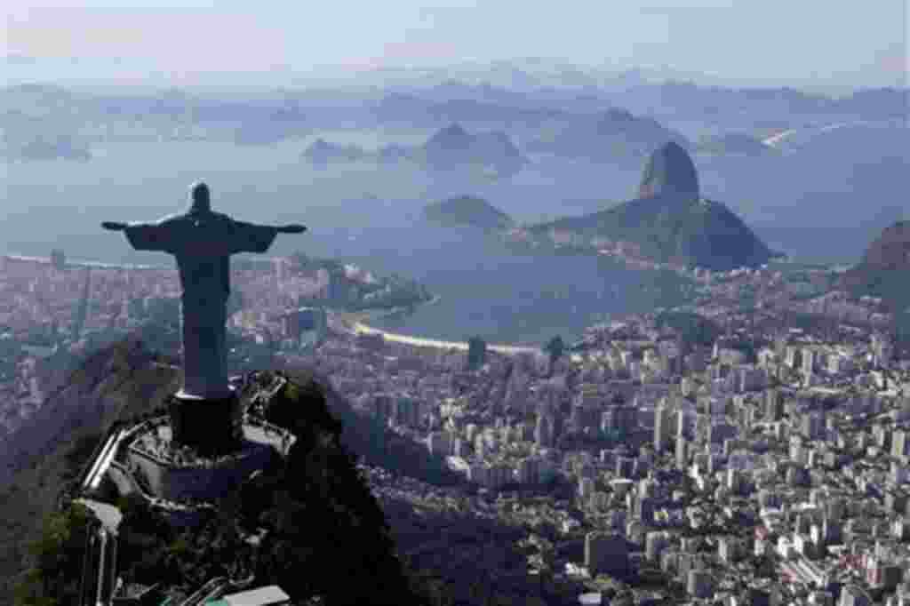 La estatua del Cristo Redentor, en el cerro Corcovado, es el mejor sitio para ver la extensión de la ciudad de Rio de Janeiro.