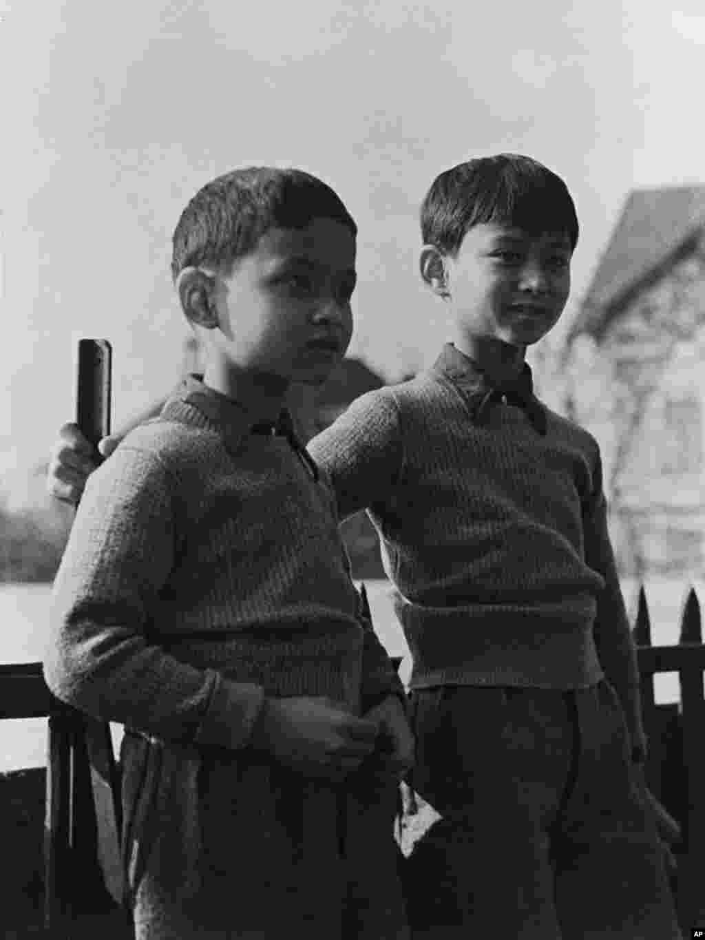 Thailand&#39;s Prince Bhumibol, left, now King Bhumibol Adulyadej, known as Rama IX, with his brother Prince Ananda, the former King Ananada Mahidol, in the grounds of the school in Lausanne Switzerland, on March 7, 1935.