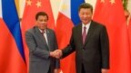 Chủ tịch Tập Cận Bình (phải) bắt tay Tổng thống Rodrigo Duterte trong cuộc họp ở Bắc Kinh ngày 15/5/2017.