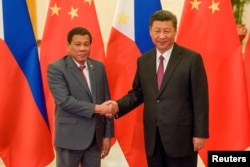 지난해 5월 시진핑 중국 국가주석(오른쪽)과 로드리고 두테르테 필리핀 대통령이 베이징에서 정상회담을 했다. 시 주석은 이달 중순 필리핀을 방문할 예정이다.