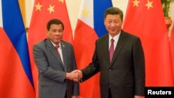 Tư liệu- Chủ tịch TQ Tập Cận Bình, phải, bắt tay TT Philippines Rodrigo Duterte trước cuộc gặp song phương tại Diễn đàn Vành đai Con Đường ở Bắc Kinh, ngày 15/5/2017.