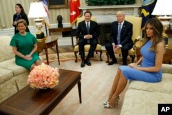 Los presidentes de Estados Unidos y Panamá y sus esposas en una breve sesión de fotografía en la Oficina Oval.