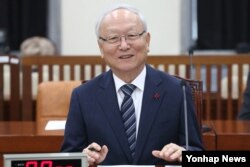 이병호 한국 국가정보원장이 23일 오후 국회에서 열린 정보위원회 전체회의에서 발언하고 있다.