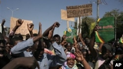 Warga Mali berdemonstrasi mendukung intervensi militer internasional untuk merebut kembali kontrol dari kelompok Islamis di Bamako, Mali (8/12).
