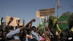 Malians protest in favor of an international military intervention to regain control of the country's Islamist-controlled north, in Bamako, Mali, December 8, 2012.