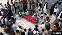 23일 이슬람 시아파교도 집단거주 지역인 파키스탄 퀘타에서 무장괴한의 총격에 사망한 희생자들의 장례식이 치뤄지고 있다.