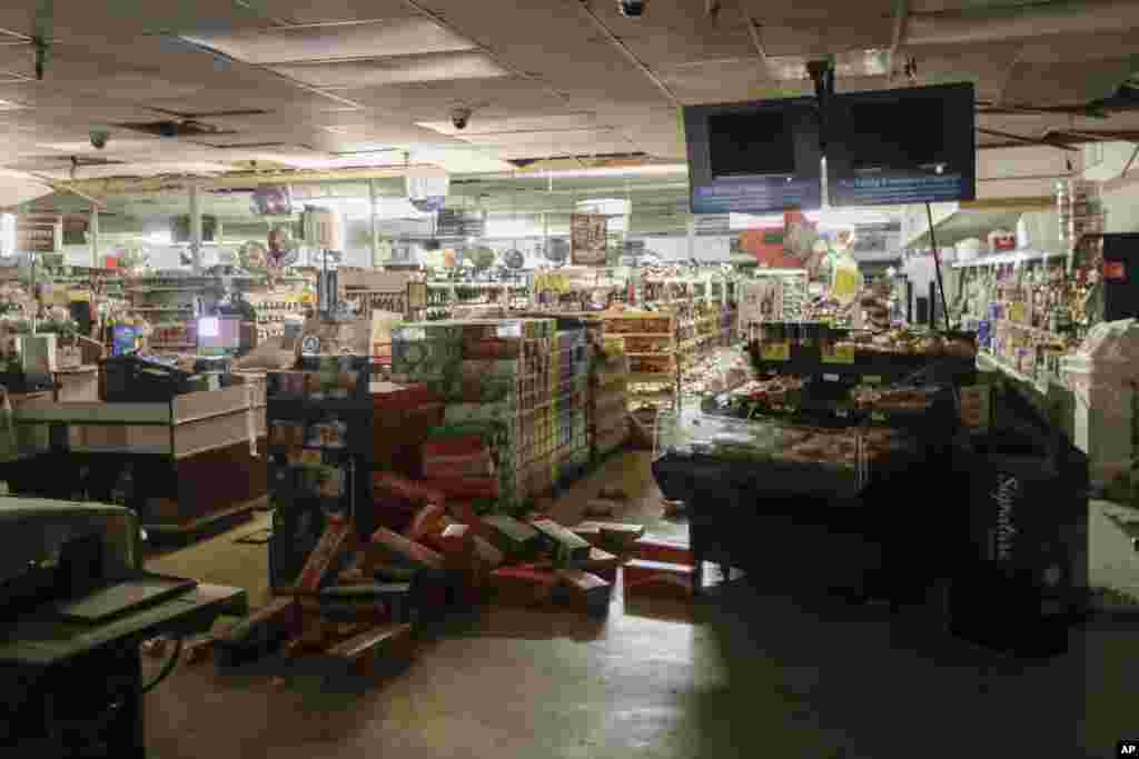 Estragos em supermercado na Califórnia devido ao terramoto