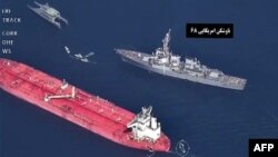 이란 국영 TV가 3일 공개한 오만해 영상에서 미 해군 함정(오른쪽 위)과 베트남 선적 유조선(아래), 그리고 이란 혁명수비대 선박들이 보인다.