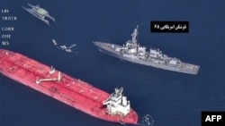 კადრი ირანის სახელმწიფო ტელევიზიის ვიდეოდან, რომელიც მათი თქმით, ამერიკულ საბრძოლო ხომალდს აჩვენებს.