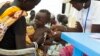 Seorang petugas kesehatan memeriksa balita yang menderita malnutrisi di Malakal, Sudan Selatan (foto: ilustrasi). 