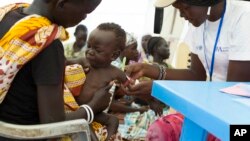 Seorang petugas kesehatan memeriksa balita yang menderita malnutrisi di Malakal, Sudan Selatan (foto: ilustrasi). 
