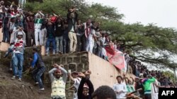 Quelques personnes protestent contre le gouvernement en place lors du festival Irreecha à Bishoftu, Ethiopie, le 1er octobre 2017.